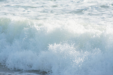 地中海海浪打破背景绿水