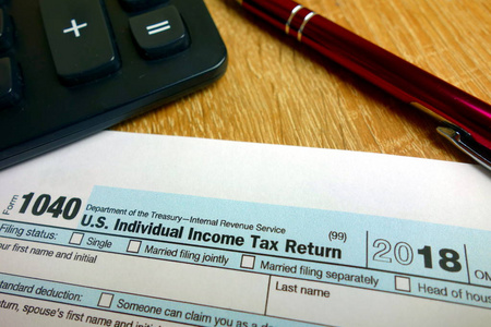 空白的美国个人所得税申报表2018年度计算器和笔