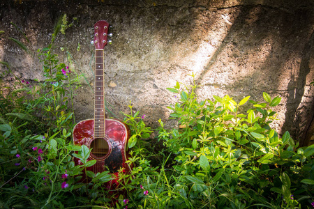 靠近吉他靠在墙上，躺在草地上，老式风格，有复制空间