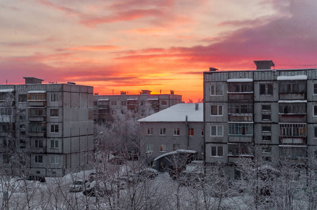美丽的阳光明媚的冬天的黎明。从普通房子的窗户看。俄罗斯