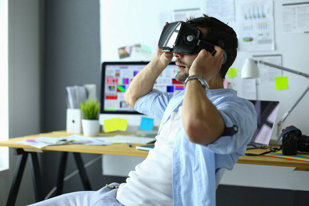 年轻的男性软件程序员测试一个新的应用程序与3d 虚拟现实玻璃在办公室