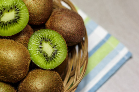 篮子里成熟猕猴桃水果的顶部视图。 健康营养概念。