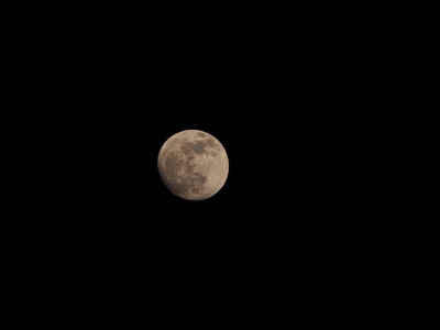 夜空中满月的夜景图片