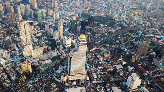 泰国曼谷市中心的数字网络连接线。 金融区和商业中心在城市智能城市的技术理念。 摩天大楼和高层建筑。 空中景色