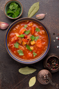 厚厚的番茄汤，里面有肉谷类和蔬菜。 传统东方美食，辛辣炖牛肉或羊肉，米饭和香料。 黑暗背景下的食物