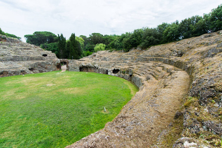 意大利拉齐奥的萨特里。 罗马时期岩石凿成的圆形剧场