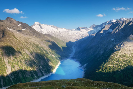 奥地利的山湖。 高山地区在白天。 奥地利山脉的自然景观。 奥地利景观形象