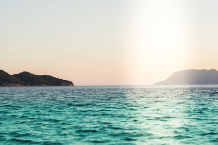 日落海滩日出。海面夏季波浪背景。 地平线上有云的异国水景。 天然热带水天堂。自然放松。 旅行热带岛屿度假胜地。 海洋自然宁静