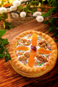马祖雷克传统抛光复活节蛋糕木制背景