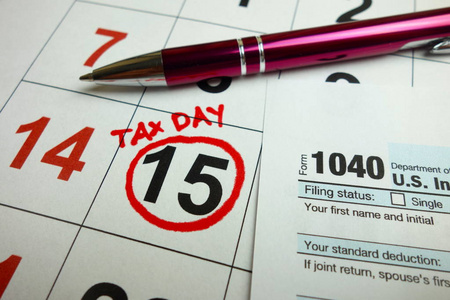 税务日注明2019年4月日历，1040张表格和钢笔
