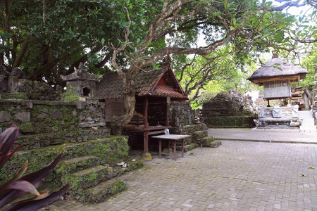 寺庙建筑群，给众神的海上卫士渔民萨努尔巴厘岛城市印度尼西亚