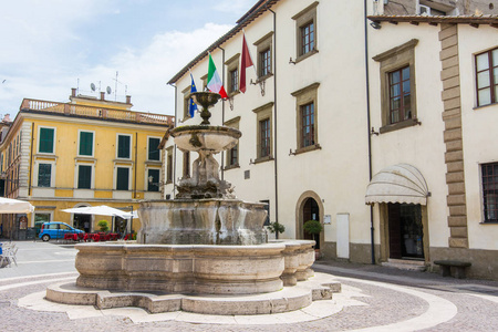 意大利拉齐奥的萨特里。 市政厅喷泉和战争纪念碑