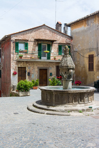 意大利拉齐奥的萨特里。 市中心的喷泉