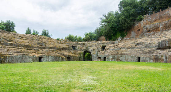 意大利拉齐奥的萨特里。 罗马时期岩石凿成的圆形剧场