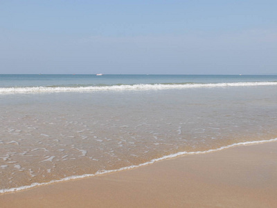 清晨沙滩上的海浪和白色的波浪在飞溅