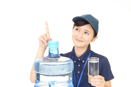 微笑的亚洲工人，带着一个水的容器