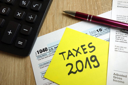 表格1040计算器和笔在2019年桌税季
