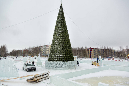 工人们为圣诞节建了一个冰城