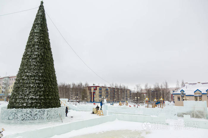 工人们为圣诞节建了一个冰城