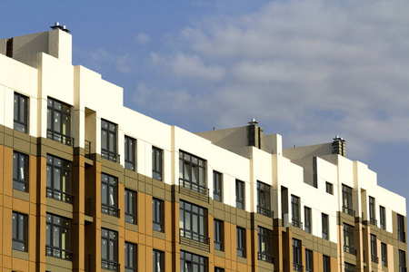 公寓或现代公寓楼，在市中心有对称的建筑。 房地产开发和城市增长理念。