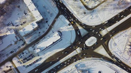 空中顶部在冬季的交叉口视图, 与交通和雪的圆形十字路口