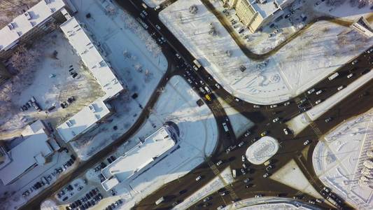 空中顶部在冬季的交叉口视图, 与交通和雪的圆形十字路口