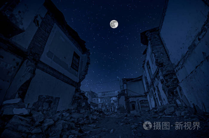 满月笼罩着旧格鲁格建筑的废墟. 月圆的美丽夜景