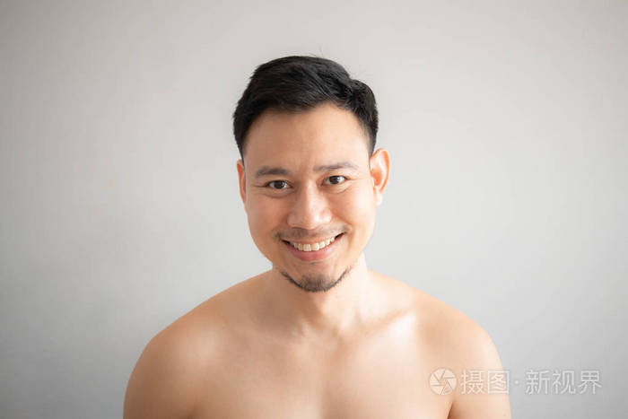 微笑男子在裸露的肖像孤立在灰色背景