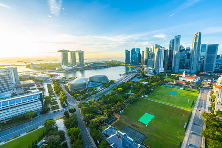 日出时新加坡城市天际线外景建筑