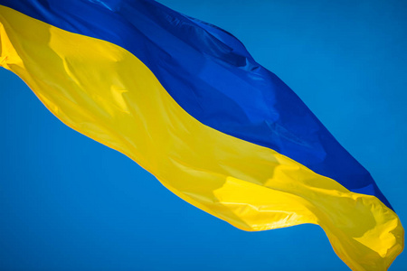 天空背景上的乌克兰国旗照片