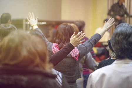 欢呼基督教基督教会众一起敬拜上帝照片