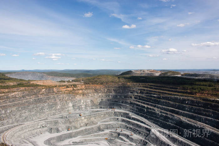 露天矿采石场的鸟瞰工业,有大量机械在工作-从上面看.