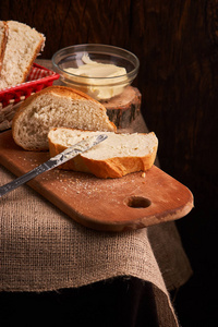 带黄油的面包。自制食品的概念