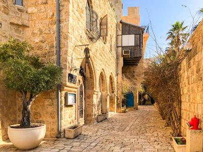 以色列老贾法艺术家区的古代石街