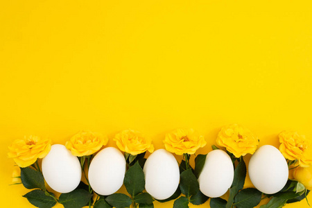 黄色背景下的花和鸡蛋框架