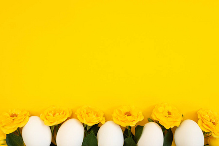 黄色背景下的花和鸡蛋框架