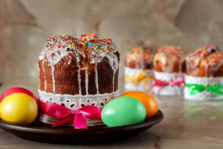 传统的东正教复活节食物。复活节蛋糕和桌子上的彩蛋。