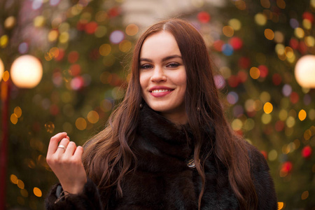 莫斯科市中心一位身穿貂皮大衣身穿冬红广场的年轻黑发女子的肖像