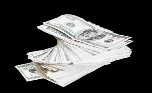 螺旋叠100美元在黑色背景上的成功概念商业嫁接支付财务或收入