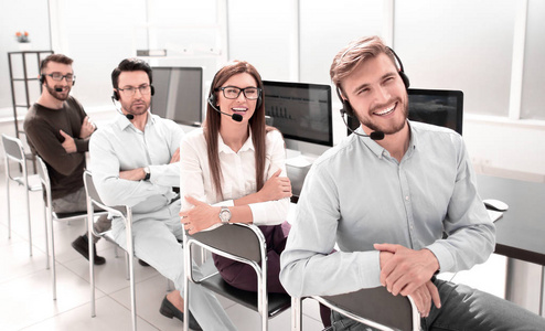 微笑的运营商支持在工作场所照片