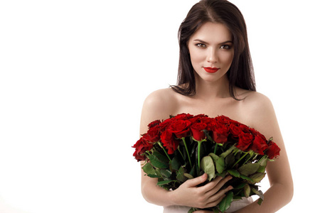 美丽的年轻女子与一大束红玫瑰