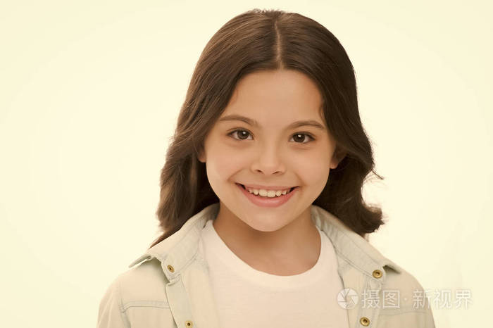 迷人的可爱.小女孩长卷曲的头发摆欢快快乐.