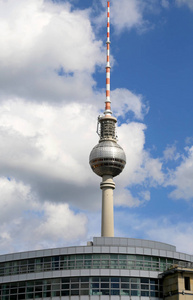 柏林，德国，2017年8月19日电视塔，用德语叫Fernsehturm。 这座塔是1965年至1969年在柏林的亚历山大广场建