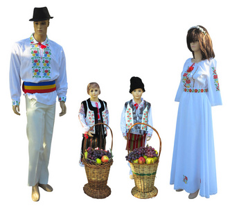 民族传统巴尔干摩达维亚罗马尼亚人服饰中的家庭人体模型