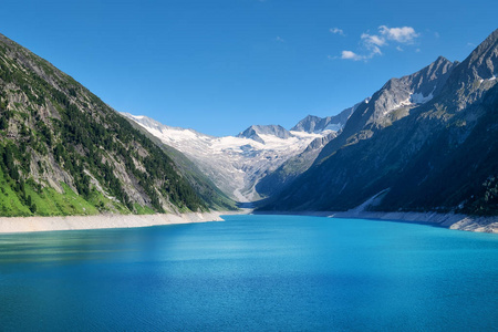奥地利的山湖。 高山地区在白天。 奥地利山脉的自然景观。 奥地利景观形象
