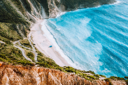 惊人的 myrtos 海滩与滚滚的海浪。美丽的海岸线, 悬崖峭壁包围了蓝水的海湾, 凯法利尼亚, 爱奥尼亚群岛, 希腊