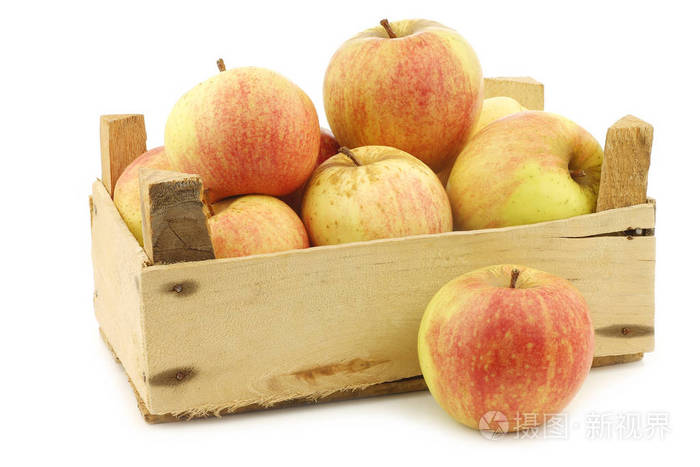 在白色背景的木箱里煮苹果