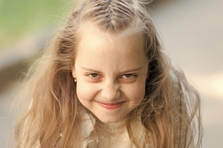 孩子微笑着在可爱的脸上户外.长着金色长发的小女孩.