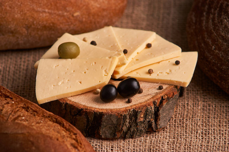 不同面包间木桌上的奶酪片图片