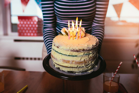 手中拿着生日蛋糕的年轻女子选择焦点